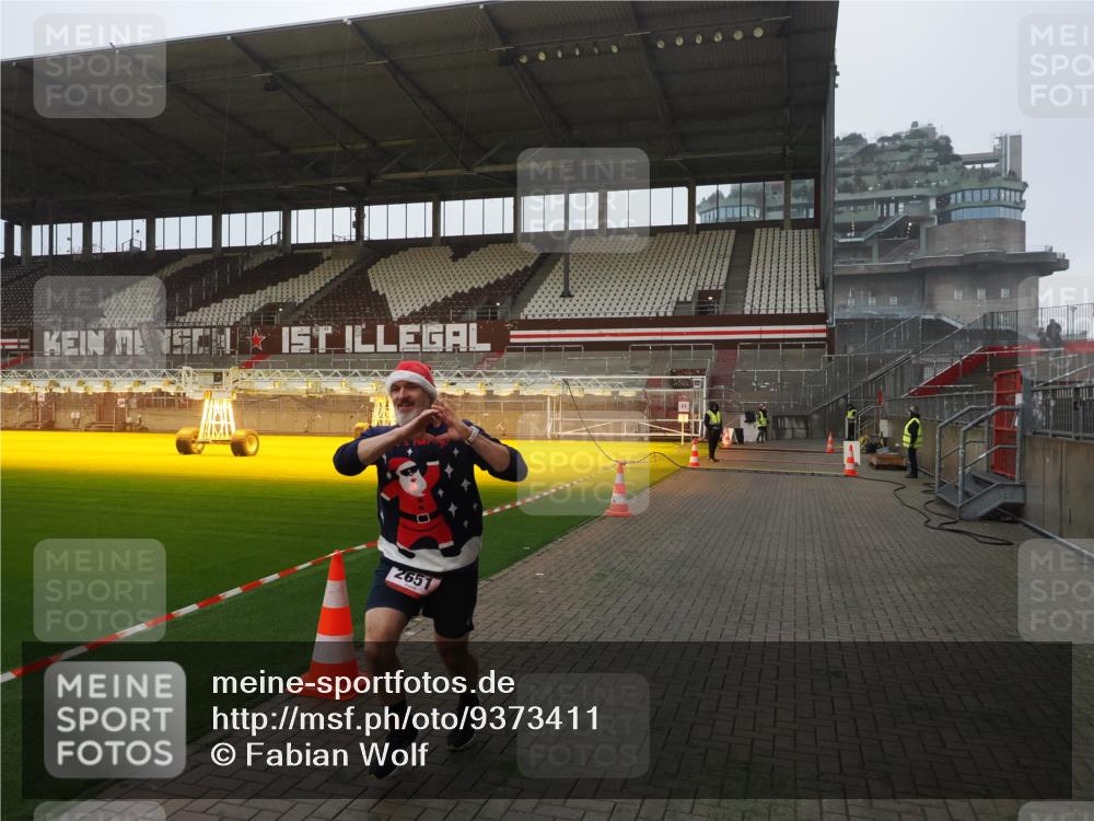 07.12.2025 - St. Pauli X-Mass-Run No. 15 Fabian Wolf http://msf.ph/oto/9373411 07.12.2025 09:54:01 Ziel 1598, 2651, 4061, 4062 meine-sportfotos.de