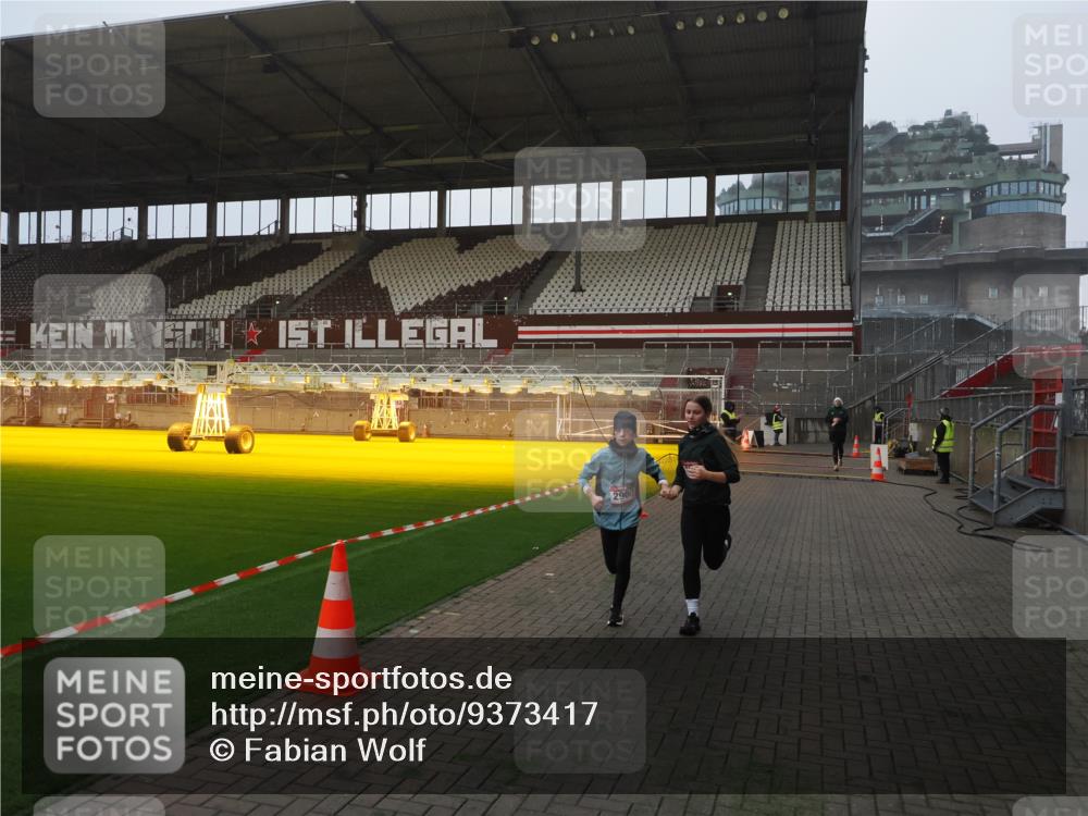 07.12.2025 - St. Pauli X-Mass-Run No. 15 Fabian Wolf http://msf.ph/oto/9373417 07.12.2025 09:54:12 Ziel 1375, 2651, 2900, 3338 meine-sportfotos.de