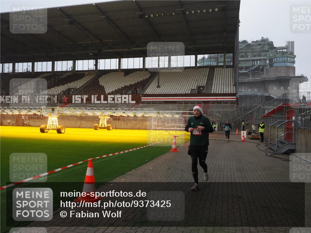 07.12.2025 - St. Pauli X-Mass-Run No. 15 Fabian Wolf http://msf.ph/oto/9373425 07.12.2025 09:54:19 Ziel 1375, 2036, 2900, 3338 meine-sportfotos.de