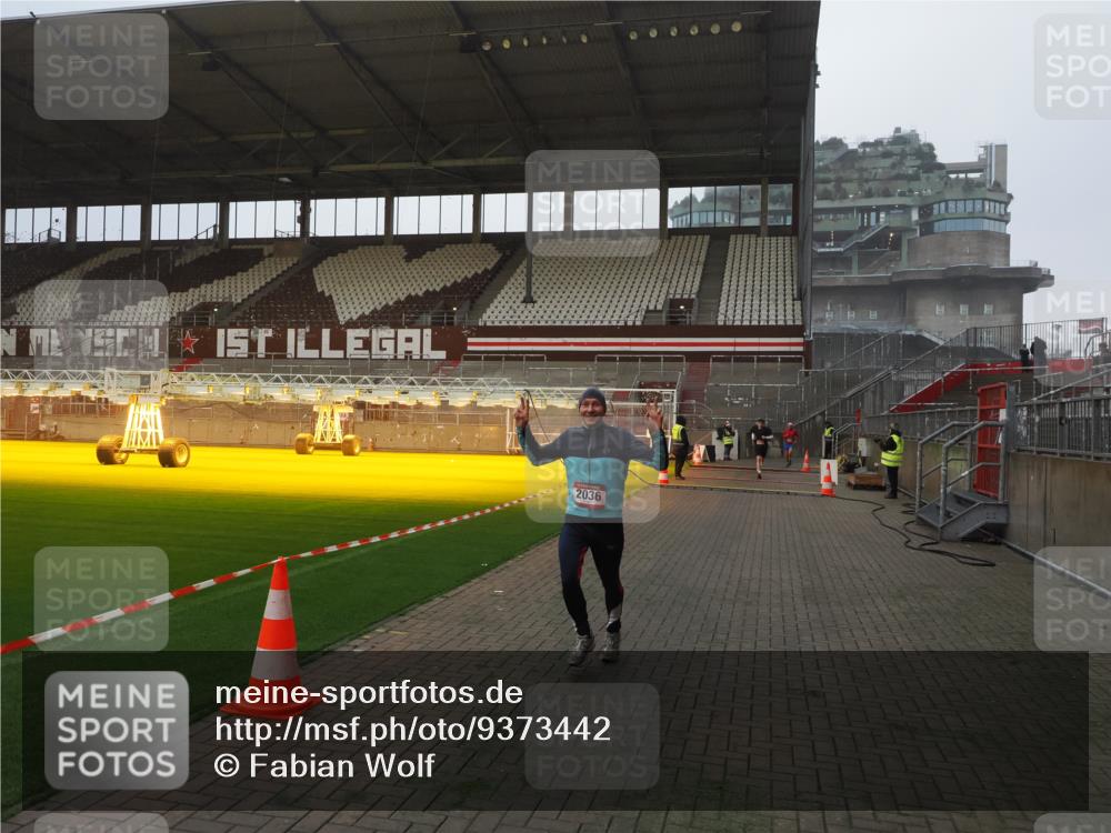 07.12.2025 - St. Pauli X-Mass-Run No. 15 Fabian Wolf http://msf.ph/oto/9373442 07.12.2025 09:54:24 Ziel 1375, 2036, 2900, 3310, 3338 meine-sportfotos.de