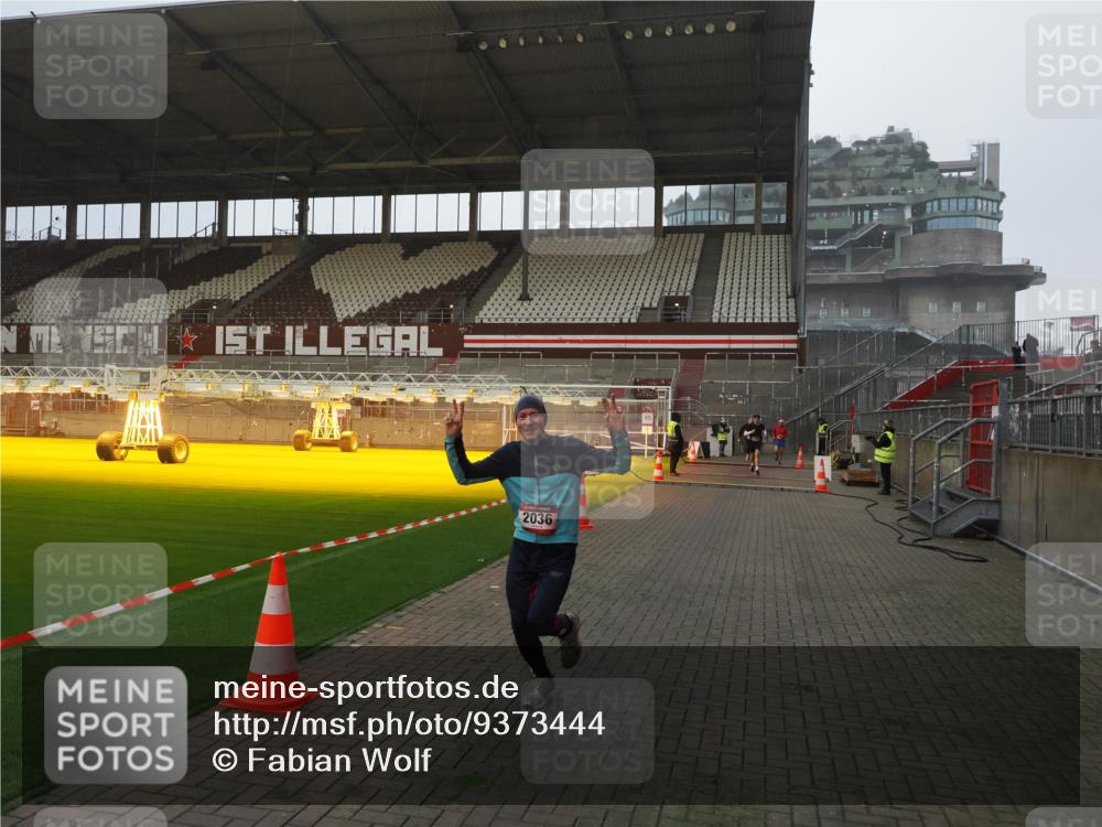 07.12.2025 - St. Pauli X-Mass-Run No. 15 Fabian Wolf http://msf.ph/oto/9373444 07.12.2025 09:54:24 Ziel 1375, 2036, 2900, 3310, 3338 meine-sportfotos.de