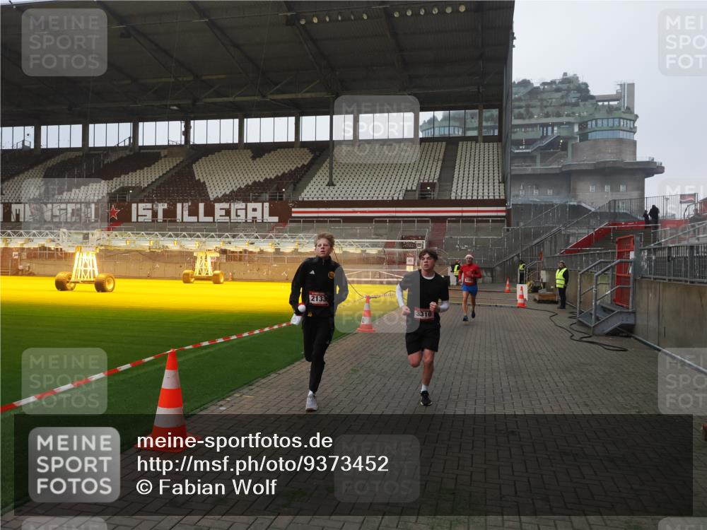 07.12.2025 - St. Pauli X-Mass-Run No. 15 Fabian Wolf http://msf.ph/oto/9373452 07.12.2025 09:54:28 Ziel 1375, 2036, 2133, 2209, 2900, 3310, 3338 meine-sportfotos.de