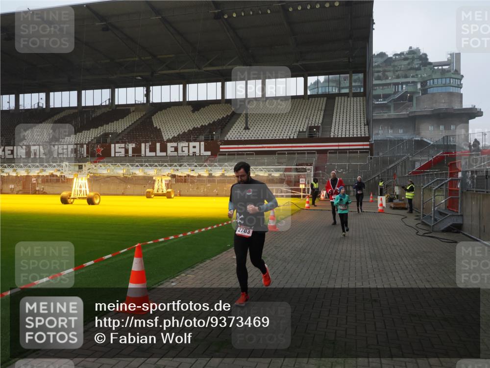 07.12.2025 - St. Pauli X-Mass-Run No. 15 Fabian Wolf http://msf.ph/oto/9373469 07.12.2025 09:54:43 Ziel 1649, 1655, 1722, 2133, 2209, 2703, 3310 meine-sportfotos.de