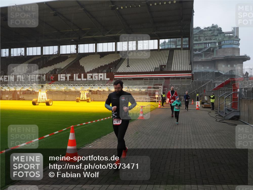 07.12.2025 - St. Pauli X-Mass-Run No. 15 Fabian Wolf http://msf.ph/oto/9373471 07.12.2025 09:54:44 Ziel 1649, 1655, 1722, 2133, 2209, 2703, 3310 meine-sportfotos.de