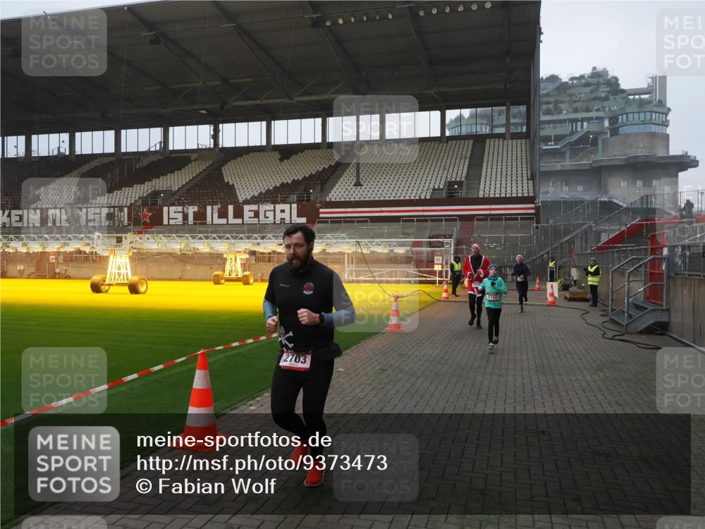 07.12.2025 - St. Pauli X-Mass-Run No. 15 Fabian Wolf http://msf.ph/oto/9373473 07.12.2025 09:54:44 Ziel 1649, 1655, 1722, 2133, 2209, 2703, 3310 meine-sportfotos.de