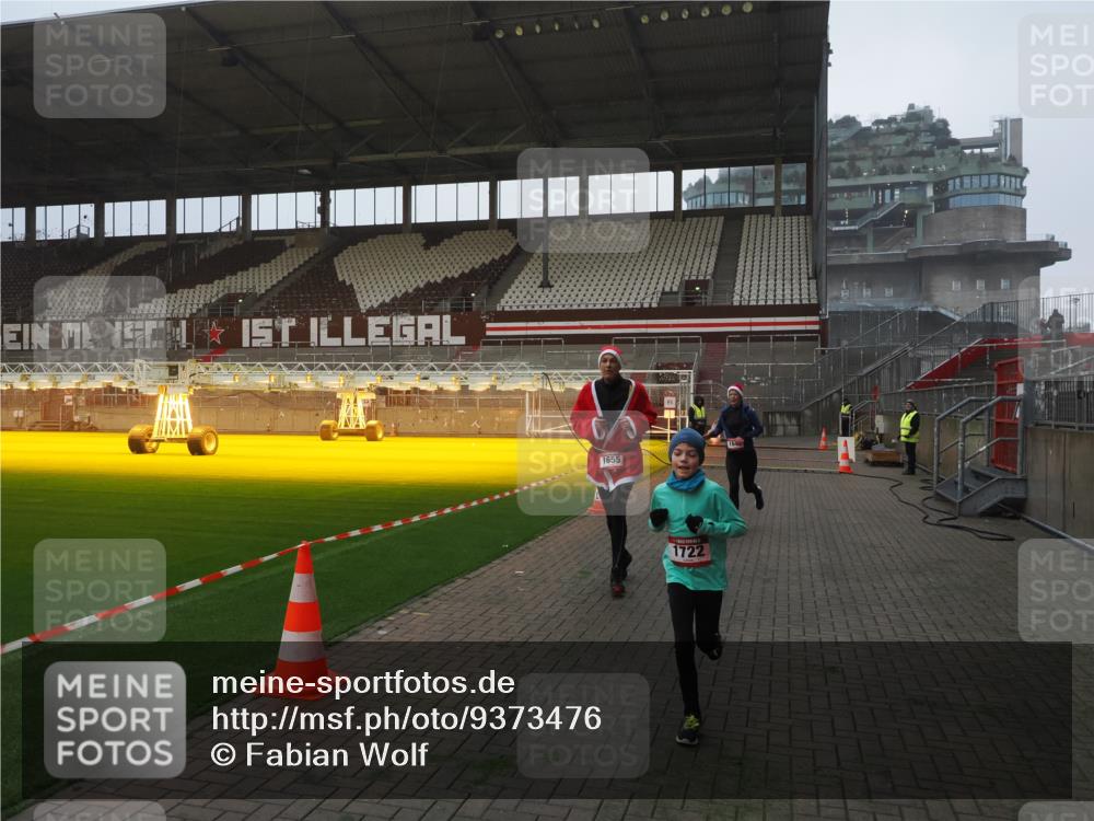 07.12.2025 - St. Pauli X-Mass-Run No. 15 Fabian Wolf http://msf.ph/oto/9373476 07.12.2025 09:54:46 Ziel 1649, 1655, 1722, 2209, 2703 meine-sportfotos.de