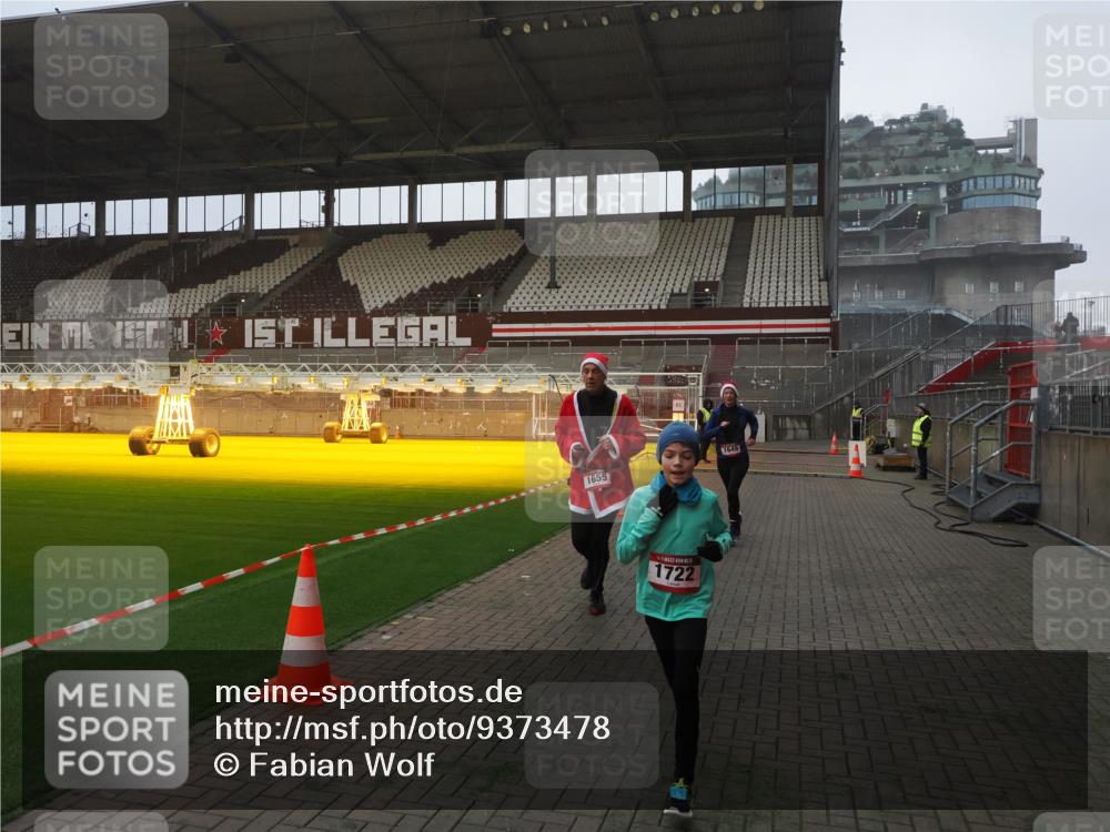 07.12.2025 - St. Pauli X-Mass-Run No. 15 Fabian Wolf http://msf.ph/oto/9373478 07.12.2025 09:54:46 Ziel 1649, 1655, 1722, 2209, 2703 meine-sportfotos.de