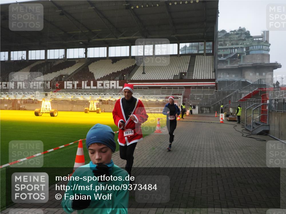07.12.2025 - St. Pauli X-Mass-Run No. 15 Fabian Wolf http://msf.ph/oto/9373484 07.12.2025 09:54:47 Ziel 1649, 1655, 1722, 2703 meine-sportfotos.de
