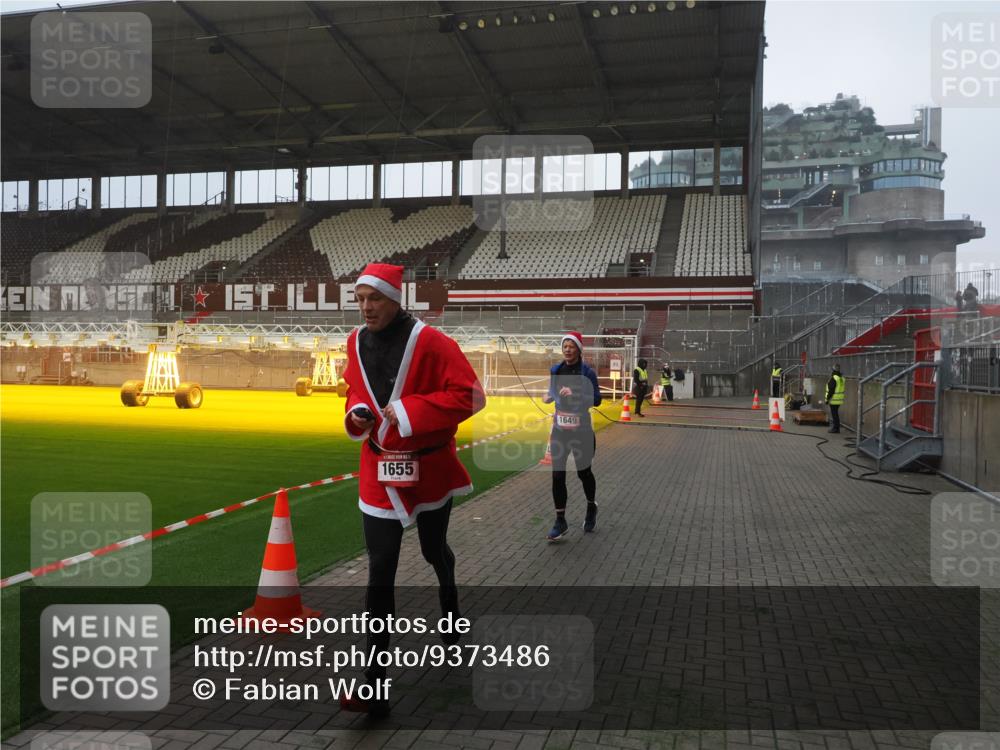 07.12.2025 - St. Pauli X-Mass-Run No. 15 Fabian Wolf http://msf.ph/oto/9373486 07.12.2025 09:54:47 Ziel 1649, 1655, 1722, 2703 meine-sportfotos.de