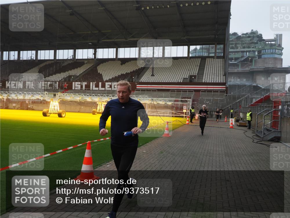 07.12.2025 - St. Pauli X-Mass-Run No. 15 Fabian Wolf http://msf.ph/oto/9373517 07.12.2025 09:55:10 Ziel 4087, 4088 meine-sportfotos.de