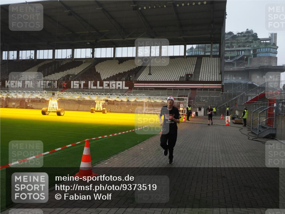 07.12.2025 - St. Pauli X-Mass-Run No. 15 Fabian Wolf http://msf.ph/oto/9373519 07.12.2025 09:55:12 Ziel 1101, 4087, 4088 meine-sportfotos.de