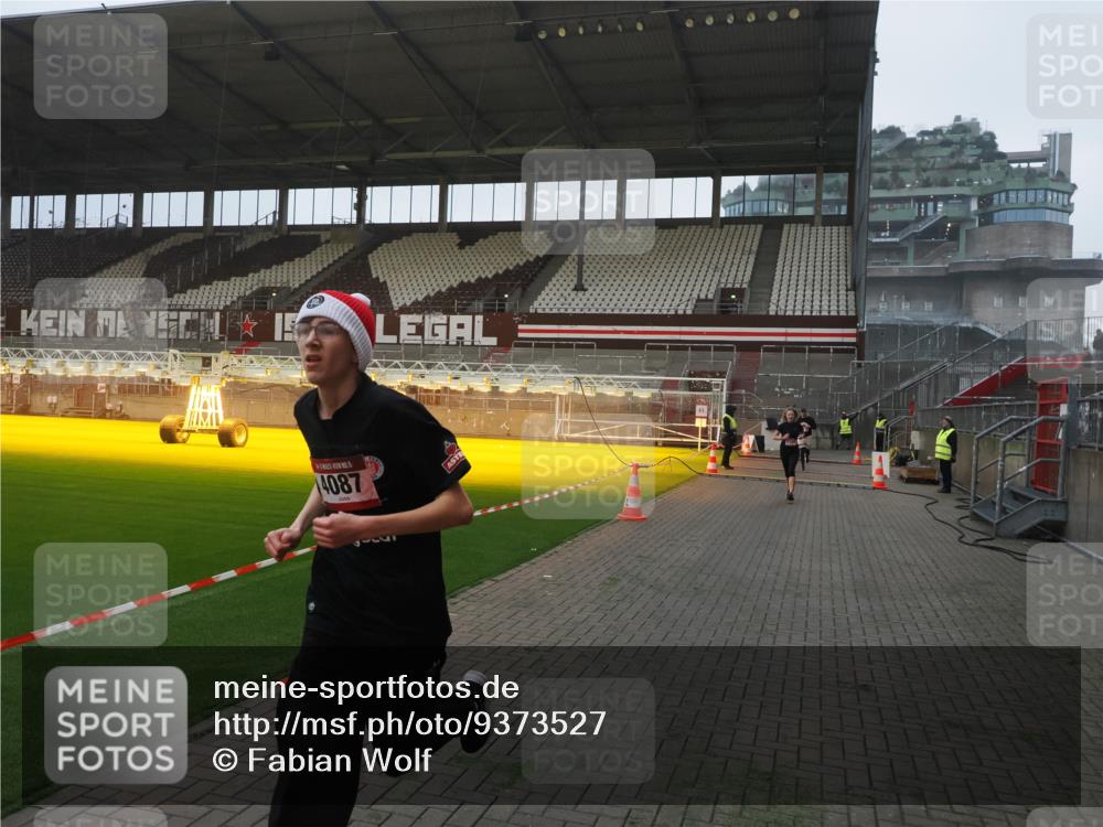 07.12.2025 - St. Pauli X-Mass-Run No. 15 Fabian Wolf http://msf.ph/oto/9373527 07.12.2025 09:55:13 Ziel 1101, 1113, 4087, 4088 meine-sportfotos.de