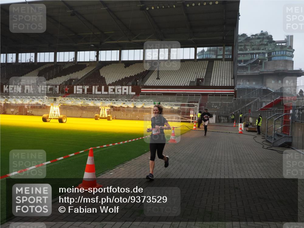 07.12.2025 - St. Pauli X-Mass-Run No. 15 Fabian Wolf http://msf.ph/oto/9373529 07.12.2025 09:55:16 Ziel 1101, 1113, 4087 meine-sportfotos.de