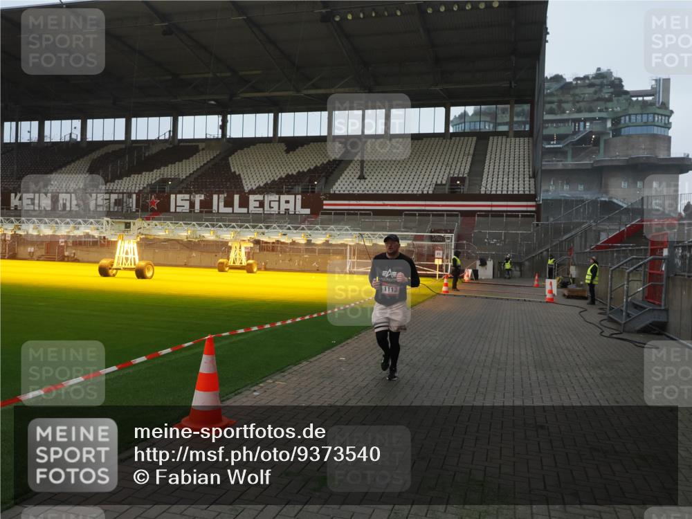 07.12.2025 - St. Pauli X-Mass-Run No. 15 Fabian Wolf http://msf.ph/oto/9373540 07.12.2025 09:55:19 Ziel 1101, 1113, 4087 meine-sportfotos.de