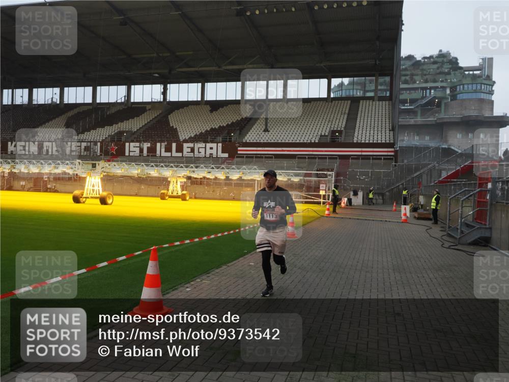 07.12.2025 - St. Pauli X-Mass-Run No. 15 Fabian Wolf http://msf.ph/oto/9373542 07.12.2025 09:55:19 Ziel 1101, 1113, 4087 meine-sportfotos.de