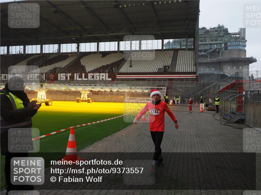 07.12.2025 - St. Pauli X-Mass-Run No. 15 Fabian Wolf http://msf.ph/oto/9373557 07.12.2025 09:55:43 Ziel 1744, 3398 meine-sportfotos.de