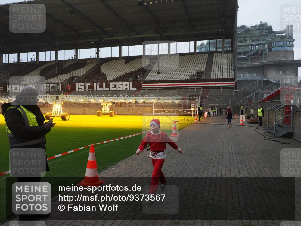 07.12.2025 - St. Pauli X-Mass-Run No. 15 Fabian Wolf http://msf.ph/oto/9373567 07.12.2025 09:55:50 Ziel 312, 1744, 3398 meine-sportfotos.de