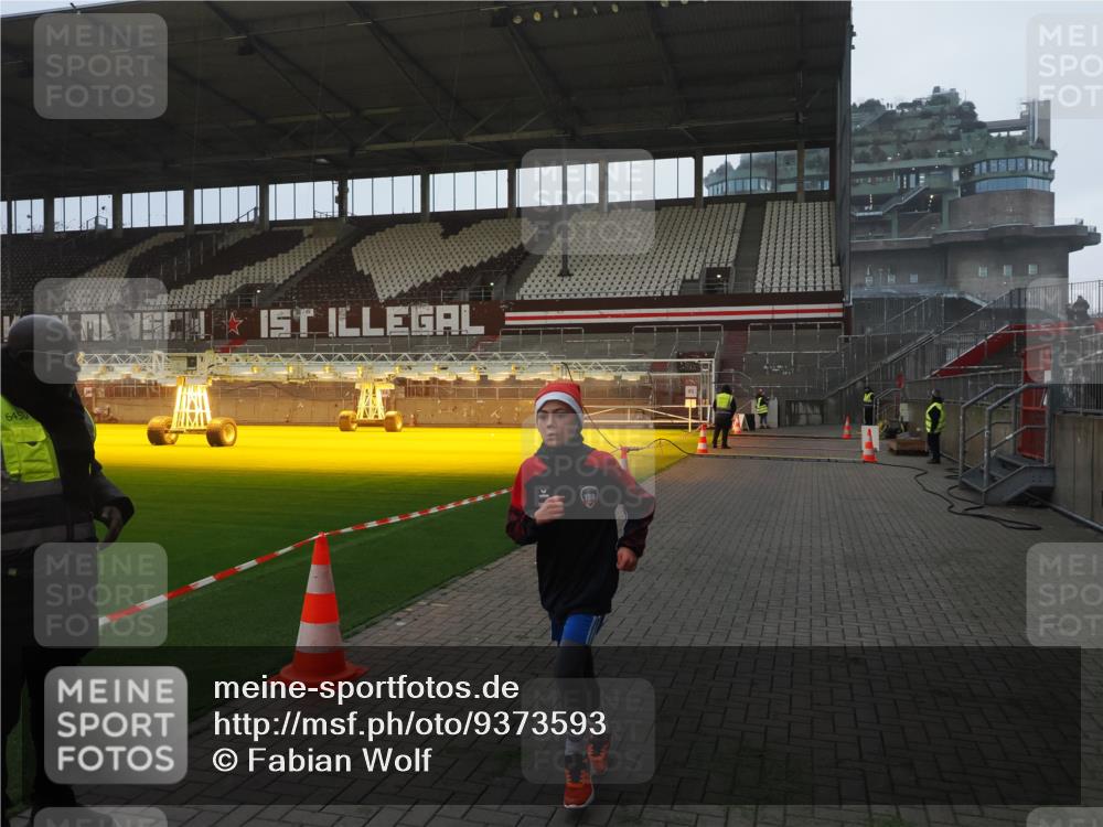 07.12.2025 - St. Pauli X-Mass-Run No. 15 Fabian Wolf http://msf.ph/oto/9373593 07.12.2025 09:55:58 Ziel 312, 3398 meine-sportfotos.de