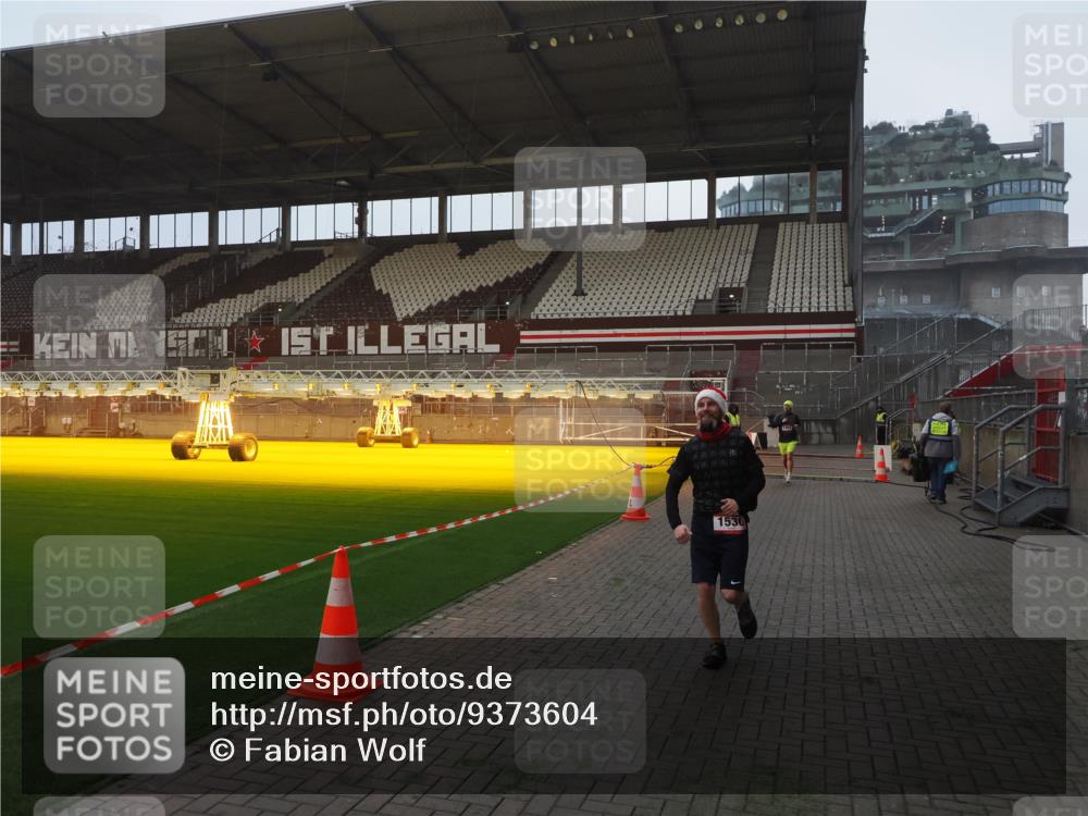 07.12.2025 - St. Pauli X-Mass-Run No. 15 Fabian Wolf http://msf.ph/oto/9373604 07.12.2025 09:56:11 Ziel 1483, 1530 meine-sportfotos.de