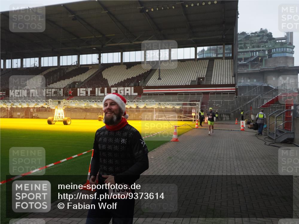 07.12.2025 - St. Pauli X-Mass-Run No. 15 Fabian Wolf http://msf.ph/oto/9373614 07.12.2025 09:56:12 Ziel 1483, 1530 meine-sportfotos.de