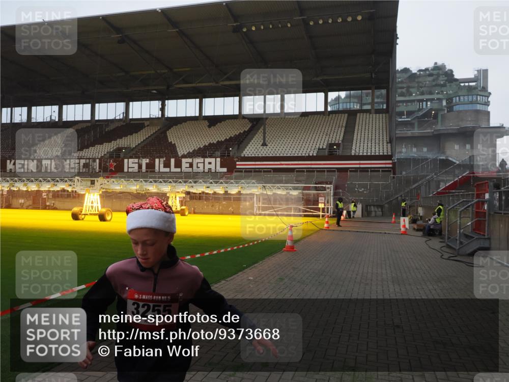 07.12.2025 - St. Pauli X-Mass-Run No. 15 Fabian Wolf http://msf.ph/oto/9373668 07.12.2025 09:56:31 Ziel 3255 meine-sportfotos.de