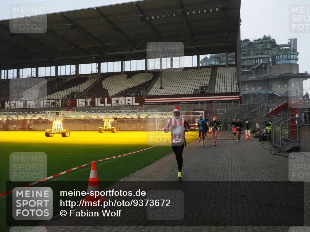 07.12.2025 - St. Pauli X-Mass-Run No. 15 Fabian Wolf http://msf.ph/oto/9373672 07.12.2025 09:56:42 Ziel 198, 662, 1165, 3255, 4208, 4209 meine-sportfotos.de