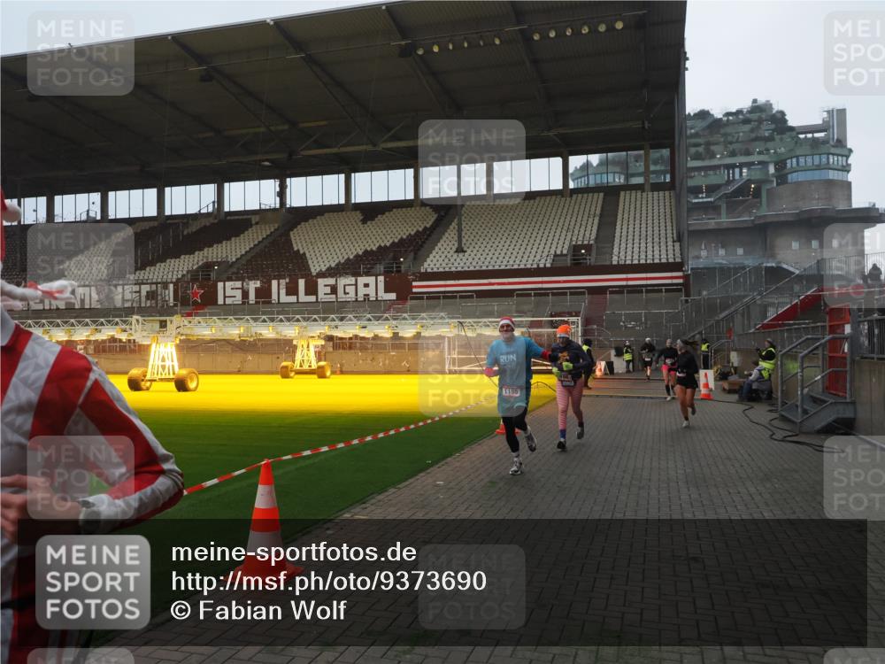 07.12.2025 - St. Pauli X-Mass-Run No. 15 Fabian Wolf http://msf.ph/oto/9373690 07.12.2025 09:56:43 Ziel 198, 662, 1165, 3255, 4208, 4209 meine-sportfotos.de