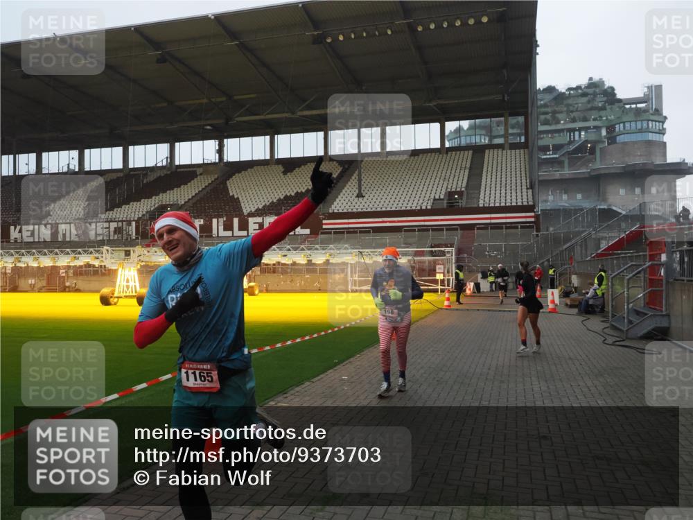 07.12.2025 - St. Pauli X-Mass-Run No. 15 Fabian Wolf http://msf.ph/oto/9373703 07.12.2025 09:56:44 Ziel 198, 662, 1116, 1165, 3255, 4208, 4209 meine-sportfotos.de