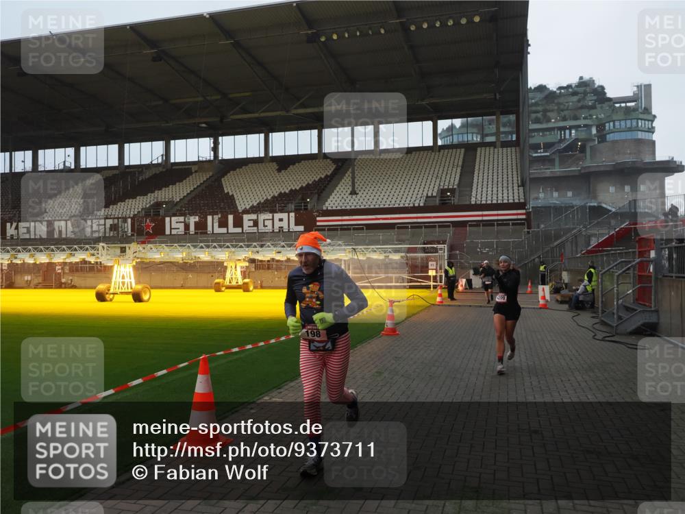 07.12.2025 - St. Pauli X-Mass-Run No. 15 Fabian Wolf http://msf.ph/oto/9373711 07.12.2025 09:56:45 Ziel 198, 662, 1116, 1165, 3255, 4208, 4209 meine-sportfotos.de