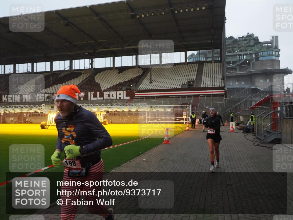 07.12.2025 - St. Pauli X-Mass-Run No. 15 Fabian Wolf http://msf.ph/oto/9373717 07.12.2025 09:56:46 Ziel 198, 662, 1116, 1165, 3255, 4208, 4209 meine-sportfotos.de