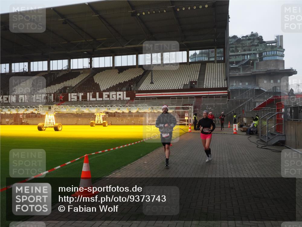 07.12.2025 - St. Pauli X-Mass-Run No. 15 Fabian Wolf http://msf.ph/oto/9373743 07.12.2025 09:56:50 Ziel 198, 497, 662, 1116, 1165, 2861, 4208, 4209 meine-sportfotos.de