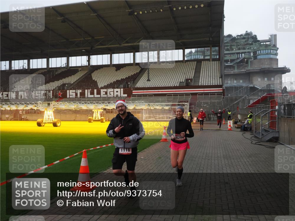 07.12.2025 - St. Pauli X-Mass-Run No. 15 Fabian Wolf http://msf.ph/oto/9373754 07.12.2025 09:56:51 Ziel 198, 497, 662, 1116, 1165, 2861, 4208, 4209 meine-sportfotos.de