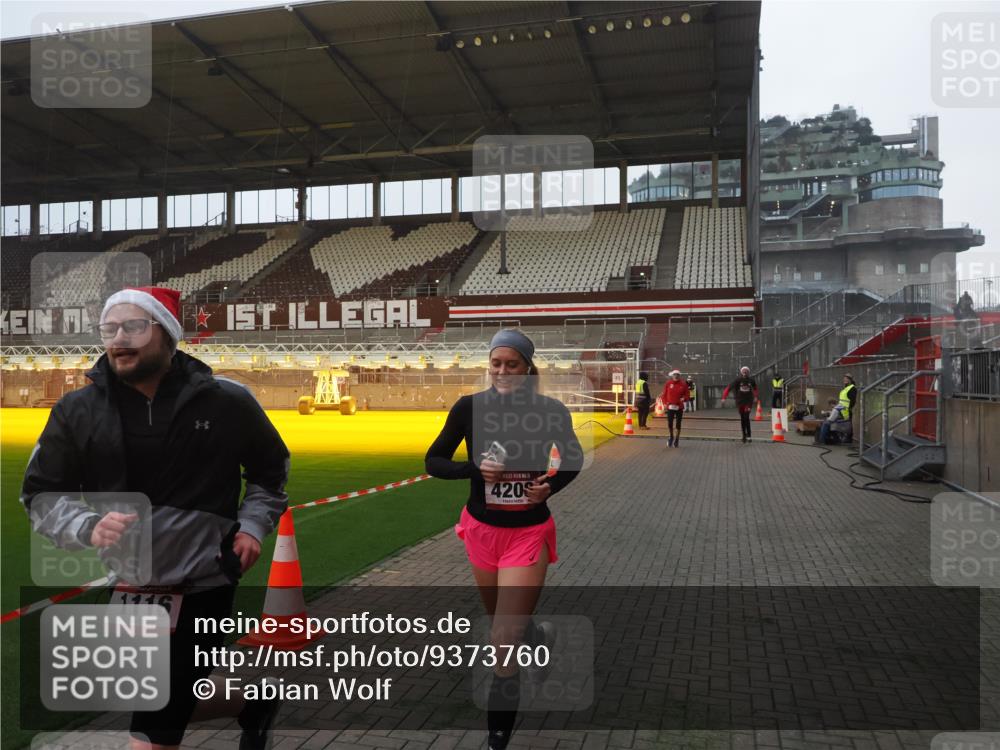 07.12.2025 - St. Pauli X-Mass-Run No. 15 Fabian Wolf http://msf.ph/oto/9373760 07.12.2025 09:56:51 Ziel 198, 497, 662, 1116, 1165, 2861, 4208, 4209 meine-sportfotos.de