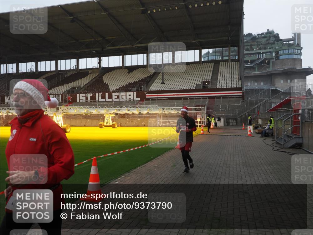 07.12.2025 - St. Pauli X-Mass-Run No. 15 Fabian Wolf http://msf.ph/oto/9373790 07.12.2025 09:56:57 Ziel 198, 497, 1116, 1165, 2861, 4208, 4209 meine-sportfotos.de