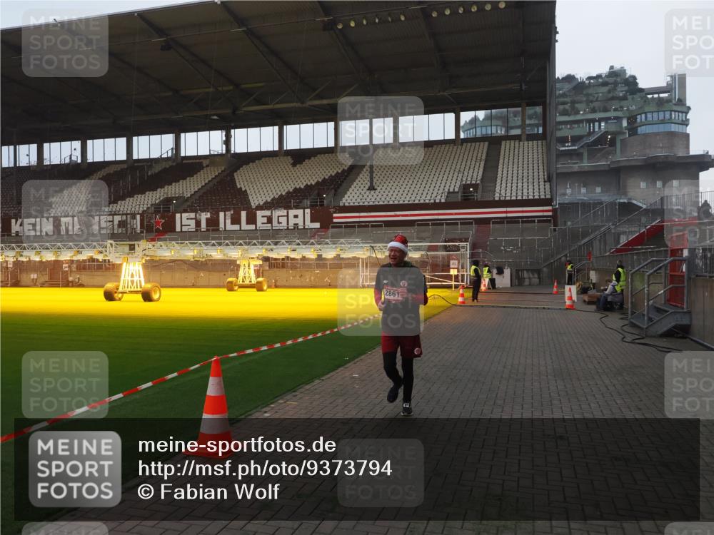 07.12.2025 - St. Pauli X-Mass-Run No. 15 Fabian Wolf http://msf.ph/oto/9373794 07.12.2025 09:56:58 Ziel 198, 497, 1116, 1165, 2861, 4208, 4209 meine-sportfotos.de
