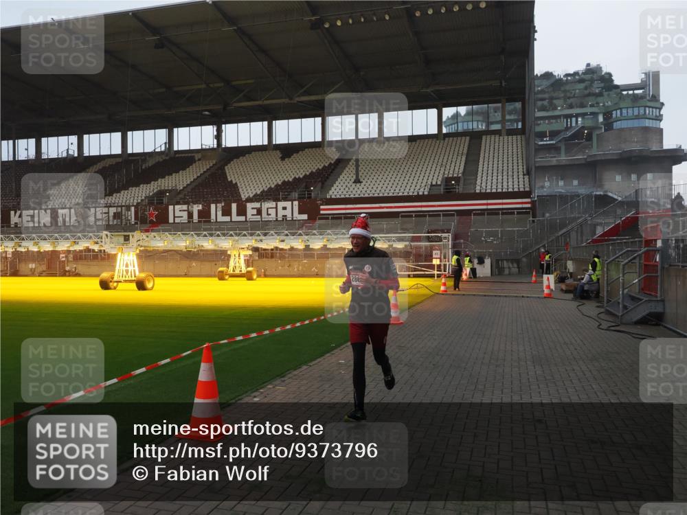 07.12.2025 - St. Pauli X-Mass-Run No. 15 Fabian Wolf http://msf.ph/oto/9373796 07.12.2025 09:56:58 Ziel 198, 497, 1116, 1165, 2861, 4208, 4209 meine-sportfotos.de