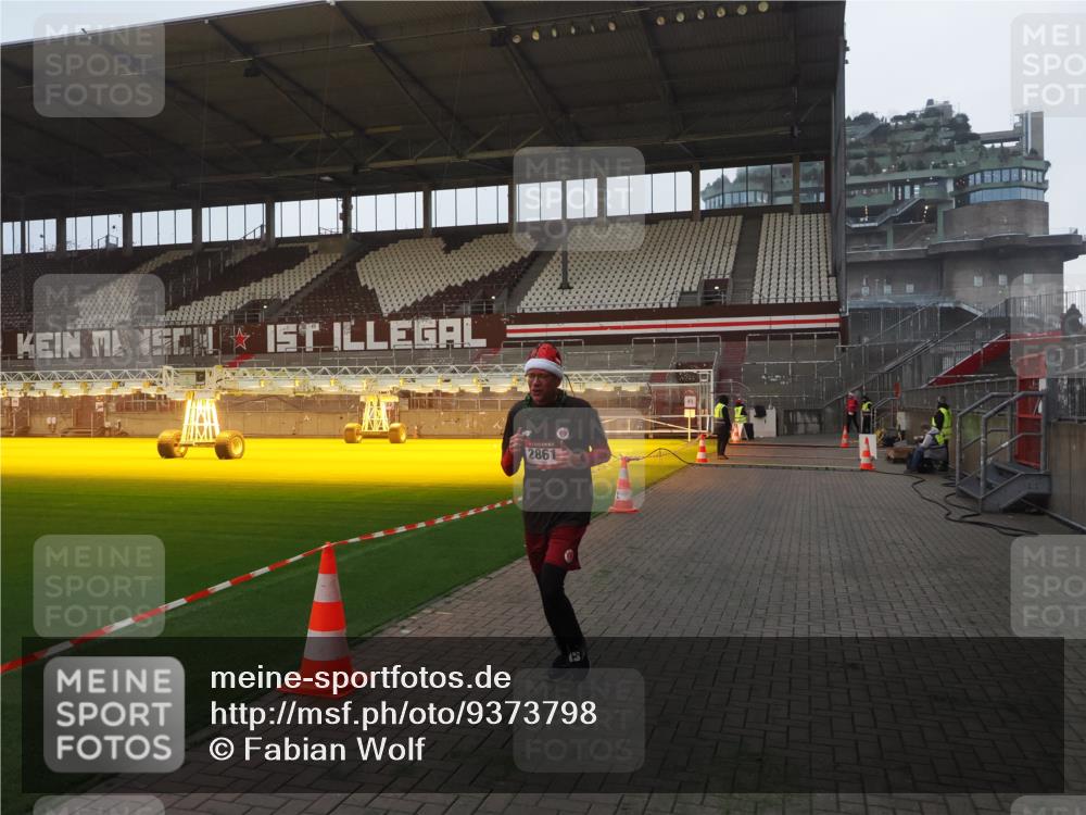 07.12.2025 - St. Pauli X-Mass-Run No. 15 Fabian Wolf http://msf.ph/oto/9373798 07.12.2025 09:56:58 Ziel 198, 497, 1116, 1165, 2861, 4208, 4209 meine-sportfotos.de