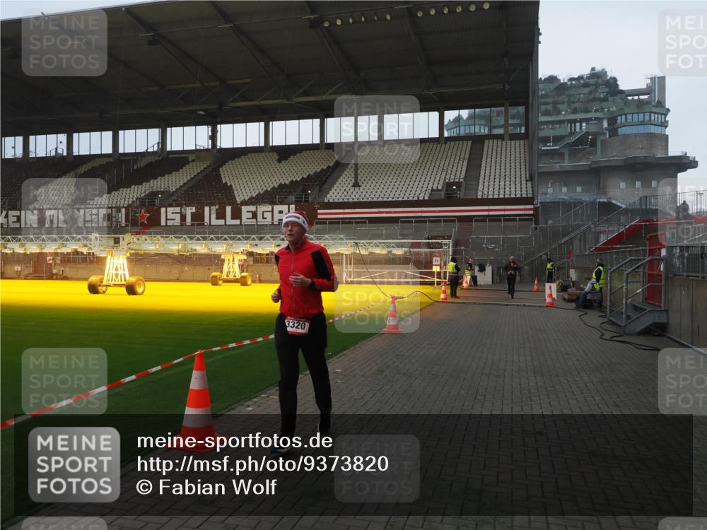 07.12.2025 - St. Pauli X-Mass-Run No. 15 Fabian Wolf http://msf.ph/oto/9373820 07.12.2025 09:57:09 Ziel 497, 2861, 3320, 4032 meine-sportfotos.de