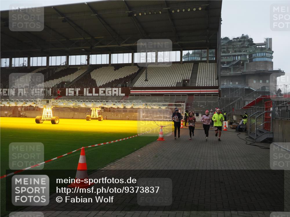 07.12.2025 - St. Pauli X-Mass-Run No. 15 Fabian Wolf http://msf.ph/oto/9373837 07.12.2025 09:57:26 Ziel 632, 1292, 1293, 1377, 1395, 2678, 4032 meine-sportfotos.de