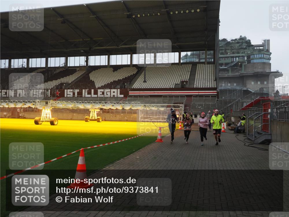 07.12.2025 - St. Pauli X-Mass-Run No. 15 Fabian Wolf http://msf.ph/oto/9373841 07.12.2025 09:57:27 Ziel 632, 1292, 1293, 1377, 1395, 2678, 4032 meine-sportfotos.de