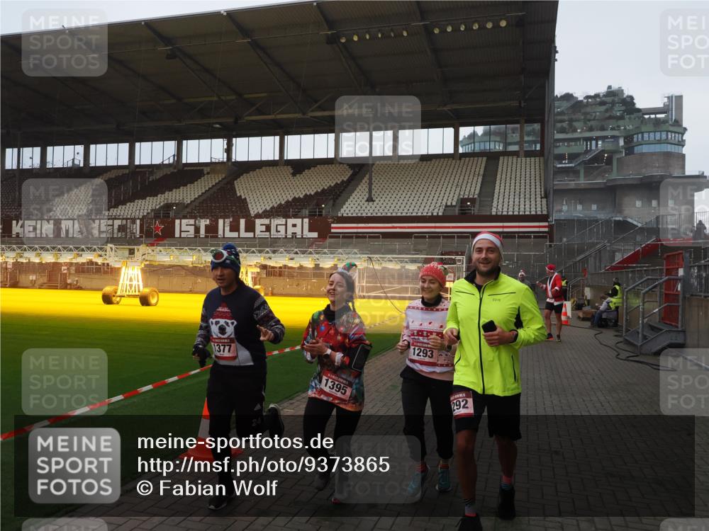 07.12.2025 - St. Pauli X-Mass-Run No. 15 Fabian Wolf http://msf.ph/oto/9373865 07.12.2025 09:57:29 Ziel 632, 1292, 1293, 1377, 1395, 2678, 4032 meine-sportfotos.de