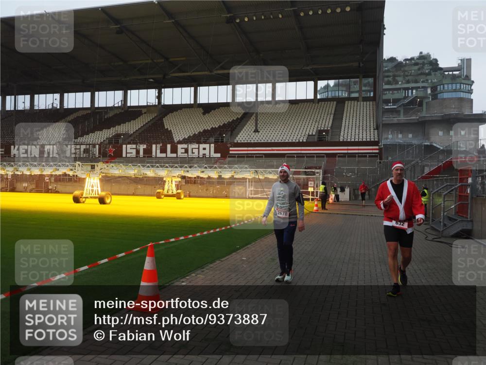 07.12.2025 - St. Pauli X-Mass-Run No. 15 Fabian Wolf http://msf.ph/oto/9373887 07.12.2025 09:57:37 Ziel 632, 1292, 1293, 1377, 1395, 2678 meine-sportfotos.de