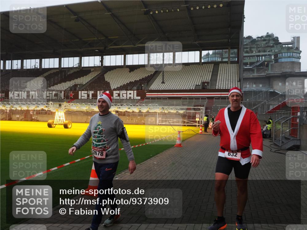 07.12.2025 - St. Pauli X-Mass-Run No. 15 Fabian Wolf http://msf.ph/oto/9373909 07.12.2025 09:57:39 Ziel 632, 1292, 1293, 1377, 1395, 2678, 2984 meine-sportfotos.de