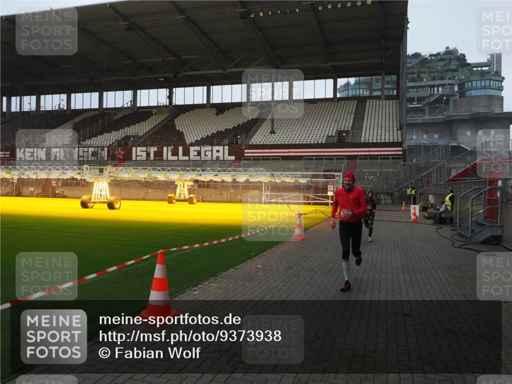 07.12.2025 - St. Pauli X-Mass-Run No. 15 Fabian Wolf http://msf.ph/oto/9373938 07.12.2025 09:57:44 Ziel 2678, 2984, 4030 meine-sportfotos.de