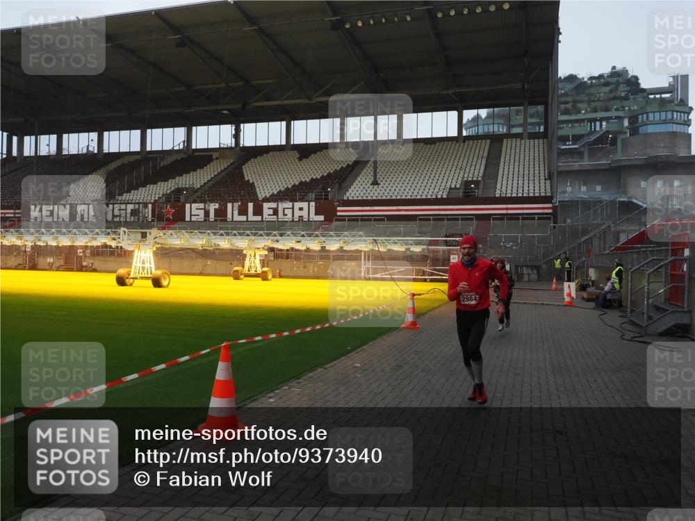 07.12.2025 - St. Pauli X-Mass-Run No. 15 Fabian Wolf http://msf.ph/oto/9373940 07.12.2025 09:57:44 Ziel 2678, 2984, 4030 meine-sportfotos.de