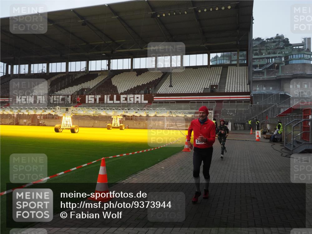 07.12.2025 - St. Pauli X-Mass-Run No. 15 Fabian Wolf http://msf.ph/oto/9373944 07.12.2025 09:57:44 Ziel 2678, 2984, 4030 meine-sportfotos.de