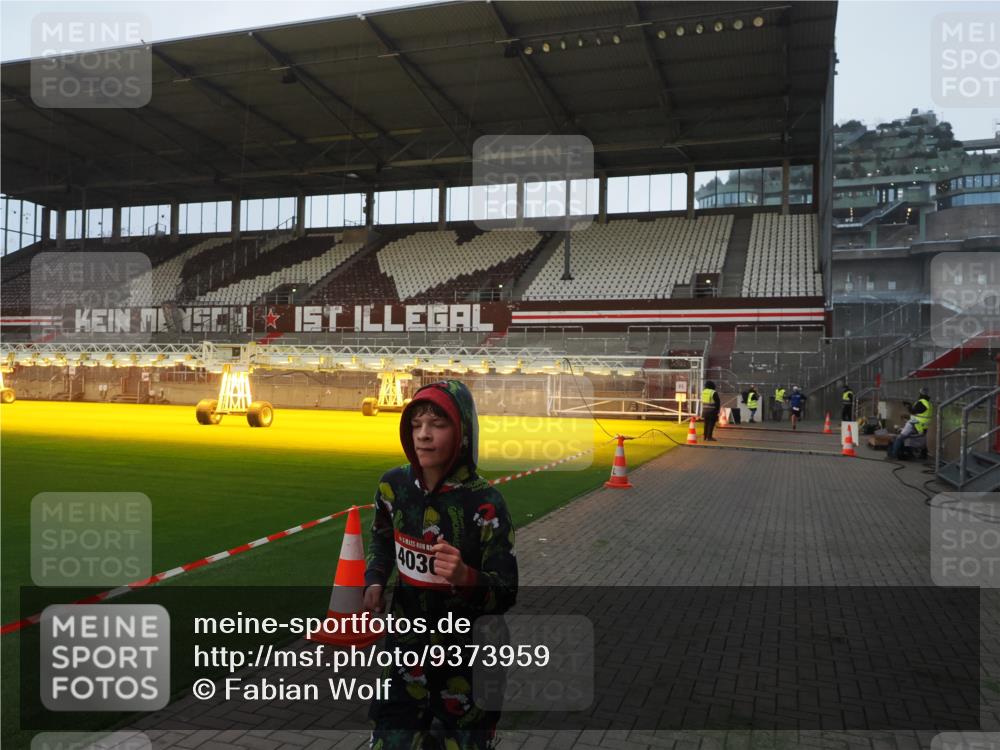 07.12.2025 - St. Pauli X-Mass-Run No. 15 Fabian Wolf http://msf.ph/oto/9373959 07.12.2025 09:57:46 Ziel 2678, 2984, 4030 meine-sportfotos.de
