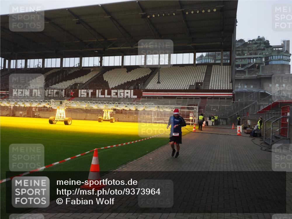 07.12.2025 - St. Pauli X-Mass-Run No. 15 Fabian Wolf http://msf.ph/oto/9373964 07.12.2025 09:57:55 Ziel 441, 2984, 4030 meine-sportfotos.de