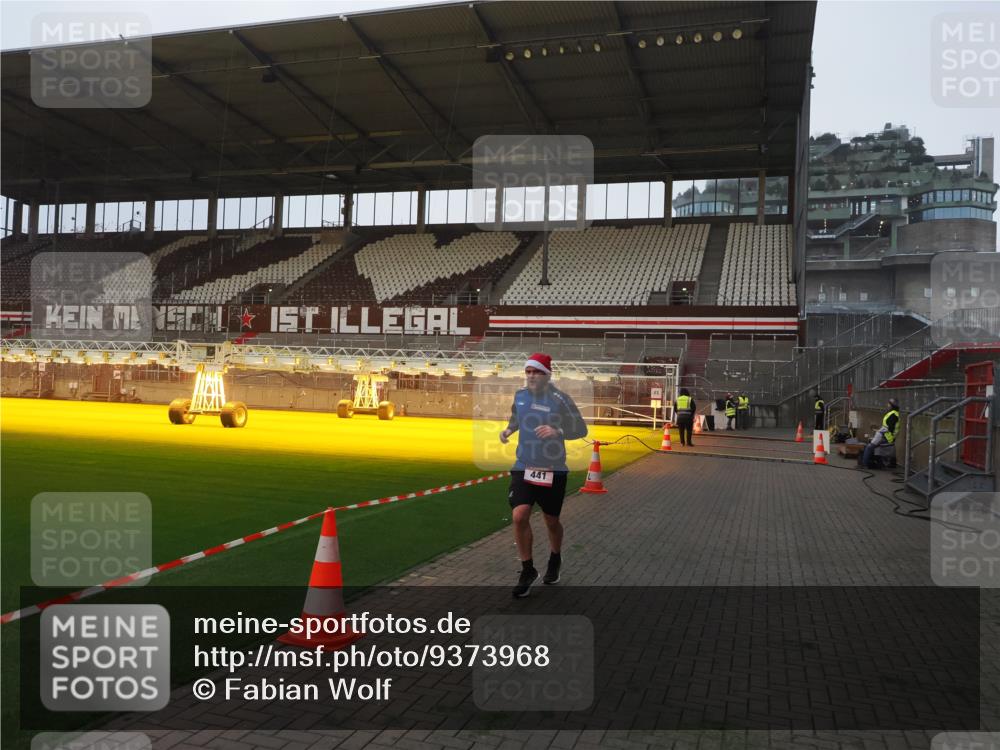 07.12.2025 - St. Pauli X-Mass-Run No. 15 Fabian Wolf http://msf.ph/oto/9373968 07.12.2025 09:57:56 Ziel 441, 2984, 4030 meine-sportfotos.de
