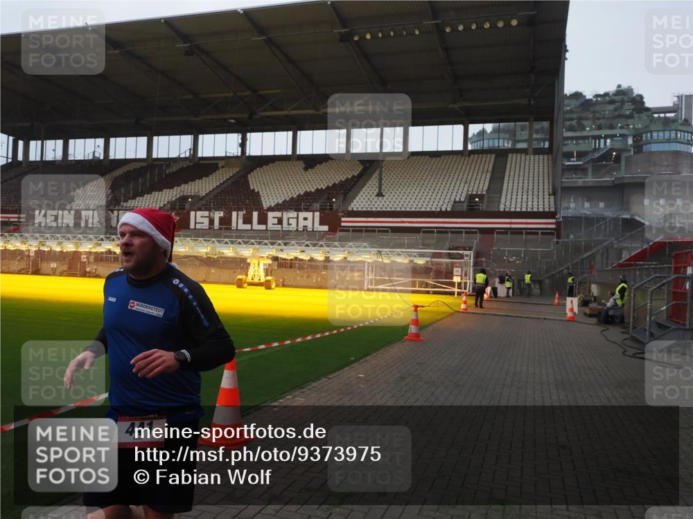 07.12.2025 - St. Pauli X-Mass-Run No. 15 Fabian Wolf http://msf.ph/oto/9373975 07.12.2025 09:57:57 Ziel 441, 2984, 4030 meine-sportfotos.de